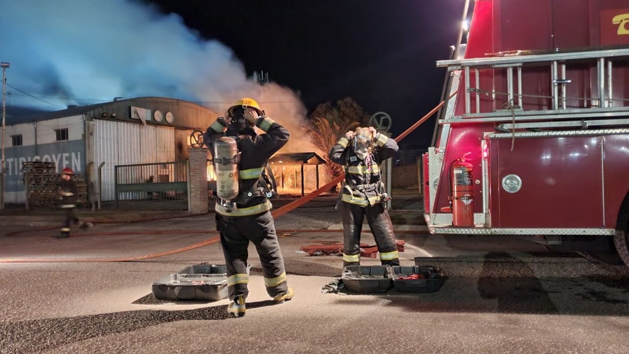 Un voraz incendio se registró durante la noche en las instalaciones de la firma Lartirigoyen, ubicada en la ciudad de General Pico.