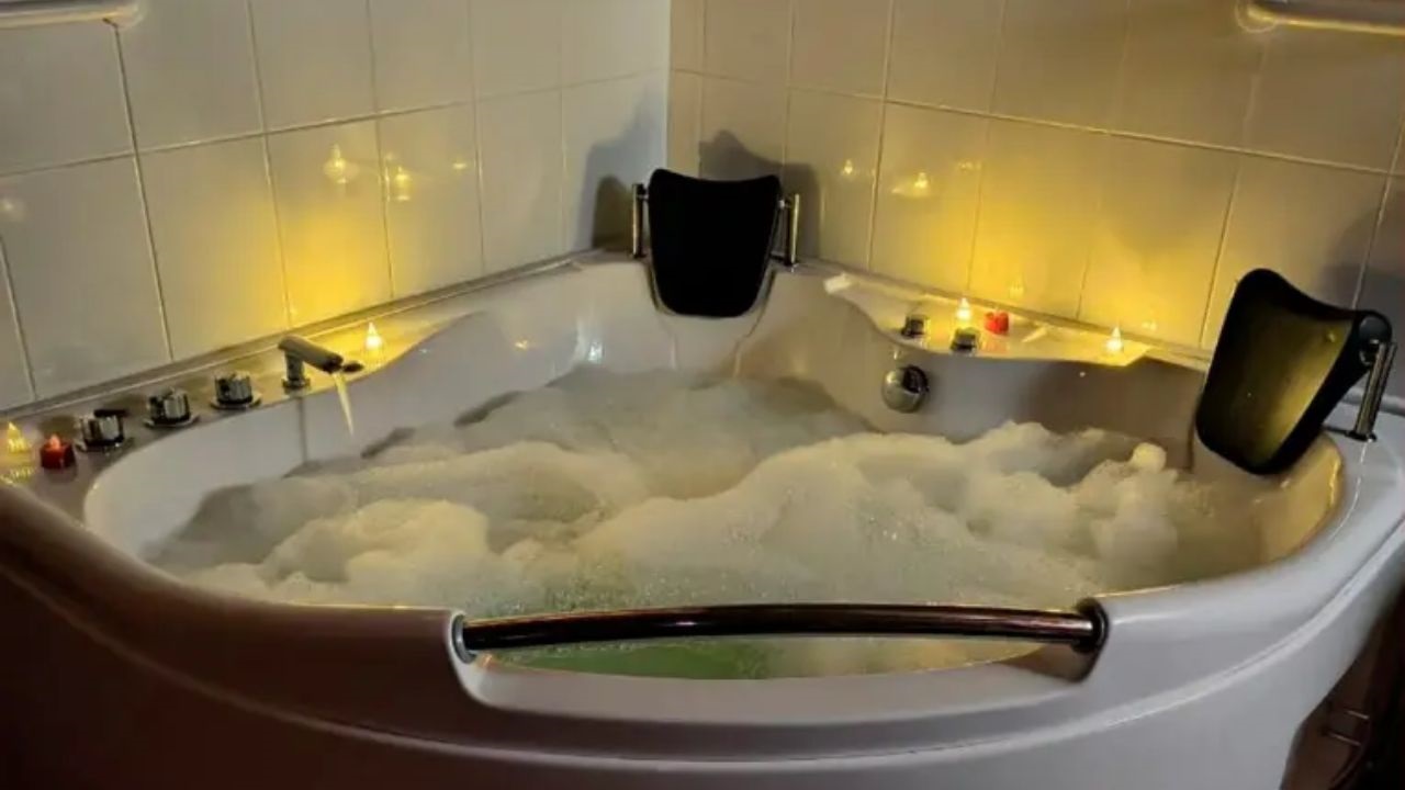 La Justicia determinó que el establecimiento no garantizó condiciones adecuadas de seguridad. La mujer sufrió fracturas en una pierna tras resbalar al salir del jacuzzi y recibió una incapacidad parcial permanente.