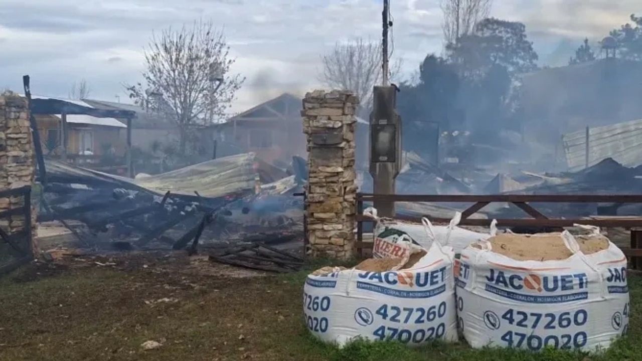Investigan las causas del incendio. El lugar estaba deshabitado y, afortunadamente, no hay personas heridas.