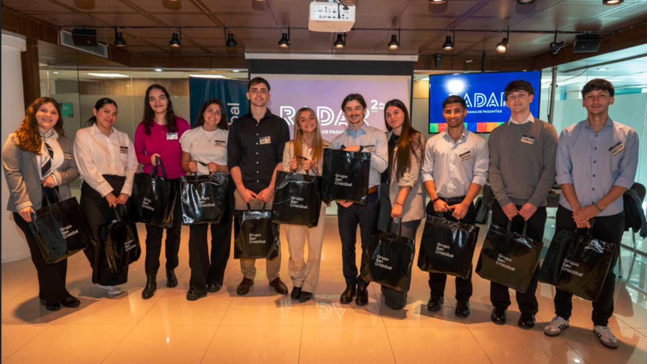 La iniciativa propone un recorrido formativo que combina aprendizaje académico y experiencia profesional, acompañando a jóvenes en sus primeros pasos en el mundo laboral.