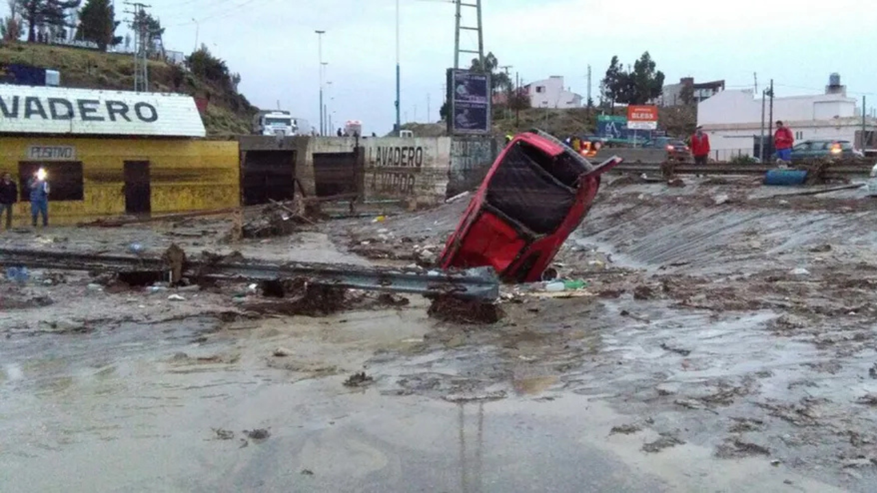 Las lluvias y las fuertes ráfagas de viento comenzaron en las primeras horas del sábado. Casas, comercios y la sala de parto del hospital regional resultaron dañados.