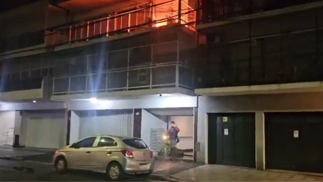 El hecho ocurrió en una vivienda sobre la calle Valle al 600, entre Riglos y Calasanz. Según informó el servicio de emergencias de la Ciudad de Buenos Aires, la propietaria de 102 años debió ser trasladada por quemaduras. Se investigan las causas.