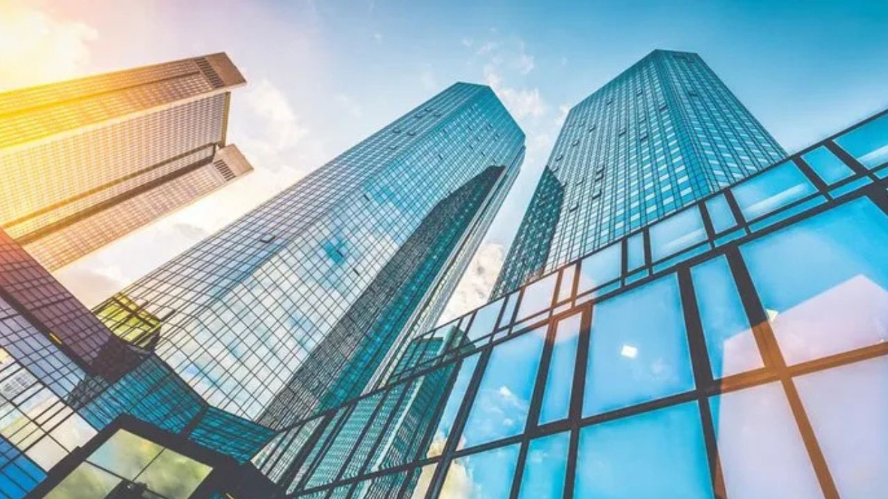 Fitch Ratings destaca en su último informe que mantiene en «deteriorada» la perspectiva para el sector reasegurador mundial en 2027, ante el progresivo debilitamiento de las condiciones operativas, aunque desde niveles que todavía considera sólidos.