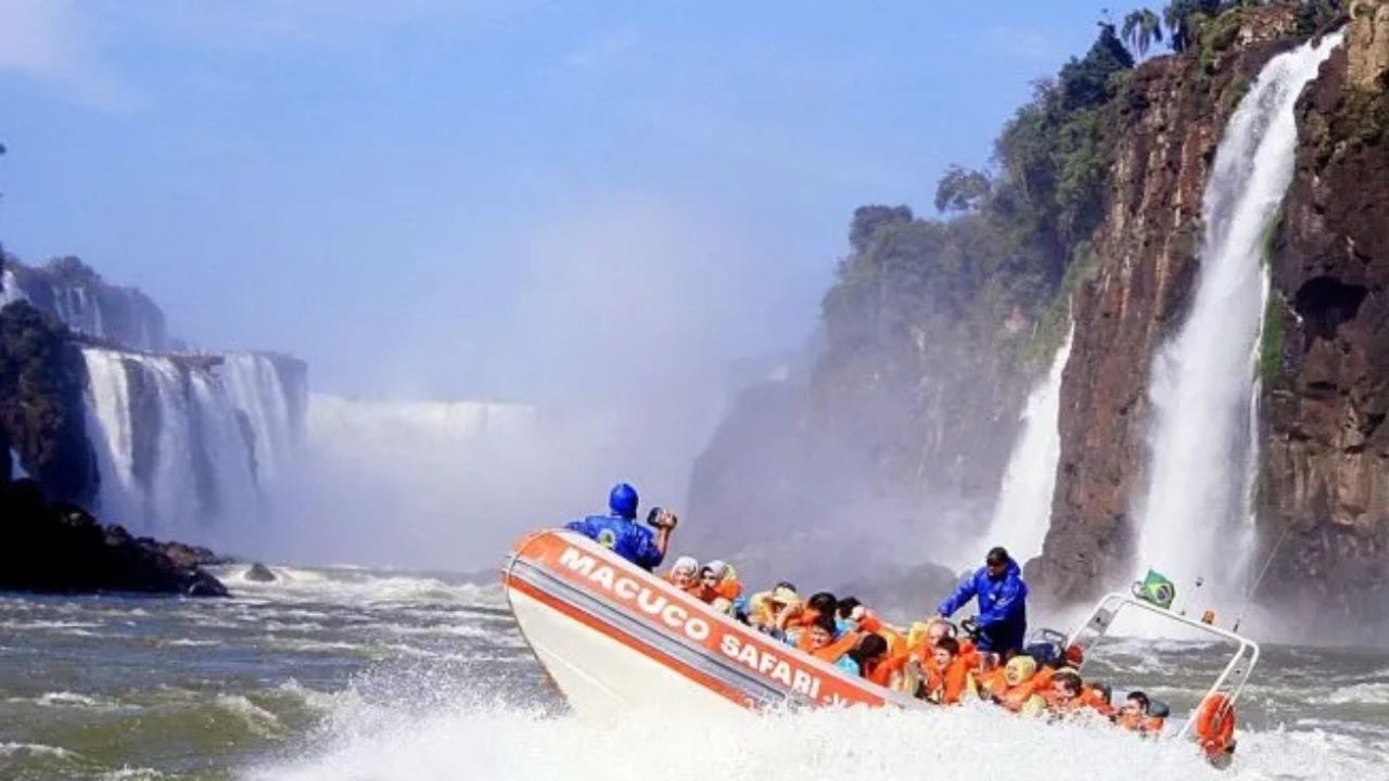 Un trágico vuelco de una embarcación de la excursión Macuco Safari en el río Iguazú dejó como saldo la muerte de un turista neerlandés.