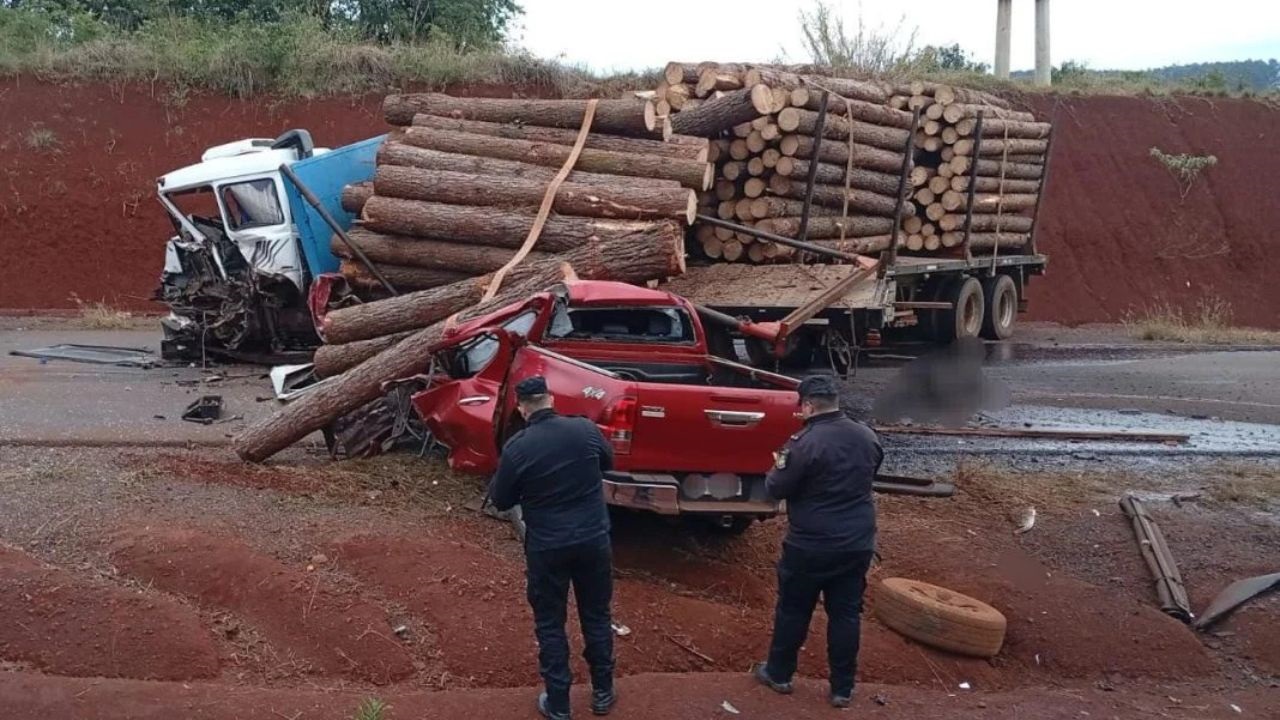 Un joven de 18 años que era buscado por una causa de violencia de género y el robo de una camioneta murió este sábado luego de embestir con el vehículo sustraído a un camión detenido por un desperfecto mecánico sobre la Ruta Costera N.º 2, en Tres Capones.