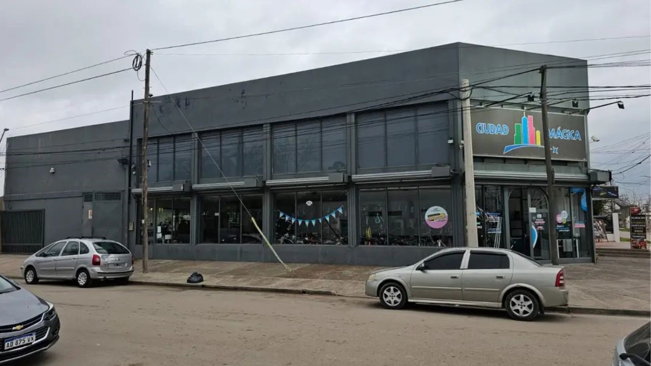 Los delincuentes realizaron varios boquetes en el techo del local de Ciudad Mágica ubicado en Zelarrayán al 2.900.