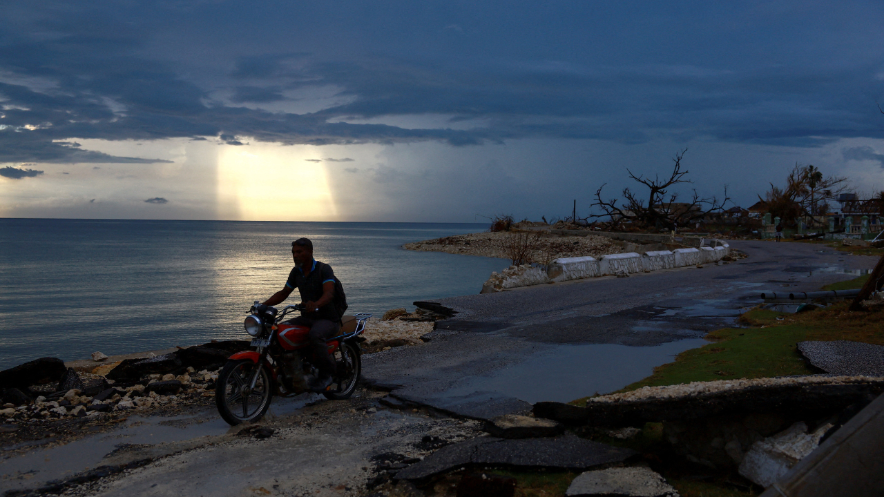 El huracán "Melissa" podría haber causado daños totales superiores a los 20.000 millones de dólares en Jamaica, según estimaciones de expertos.