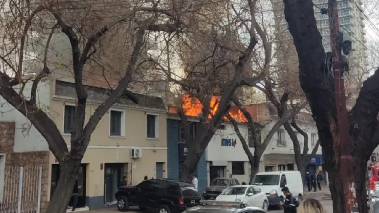 Las llamas se desataron en el depósito de un comercio de electrónica sobre calle 25 de Mayo, en pleno centro de la capital provincial. La intensa columna de humo generó alarma, evacuaciones y desvíos de tránsito.