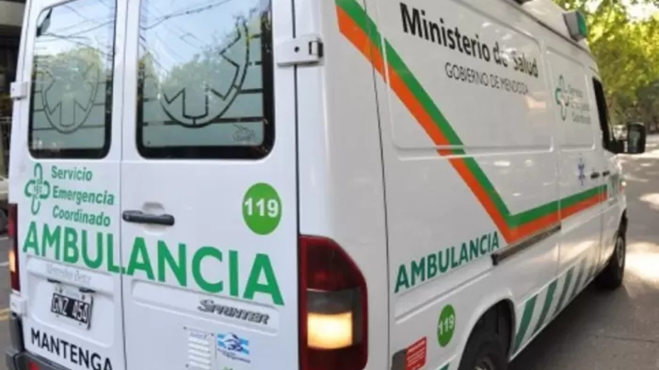 El episodio ocurrió en colonia las rosas tras una falla al manipular una garrafa de gas; la víctima fue derivada al hospital Lagomaggiore y se investiga el origen del siniestro.