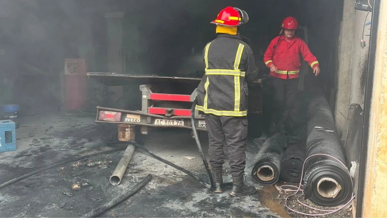Un incendio registrado en un depósito de Posadas provocó daños materiales en un camión y distintos elementos del lugar.