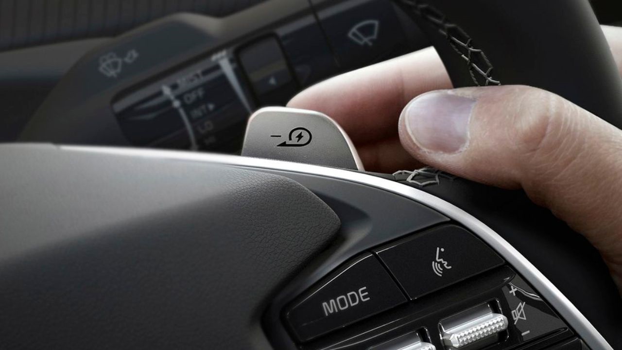 Un estudio de una aseguradora alemana sobre casi 500 accidentes detecta que la conducción con un solo pedal en los coches eléctricos multiplica por nueve los casos de confusión entre acelerador y freno frente a los de combustión, con los mayores de 75 años como grupo más afectado.