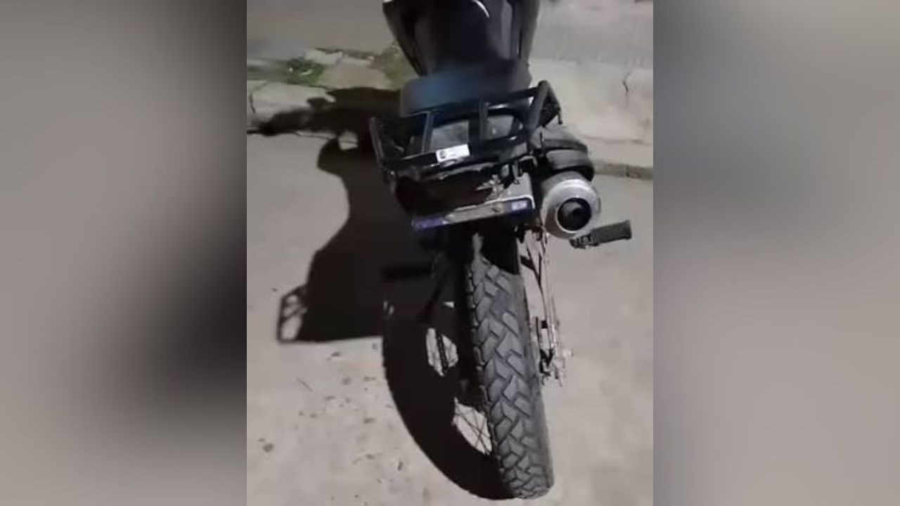 La Agencia Nacional de Seguridad Vial detectó y sancionó a un motociclista que circulaba con la patente tapada sobre la Ruta Nacional 9, a la altura de Baradero, Bs As.