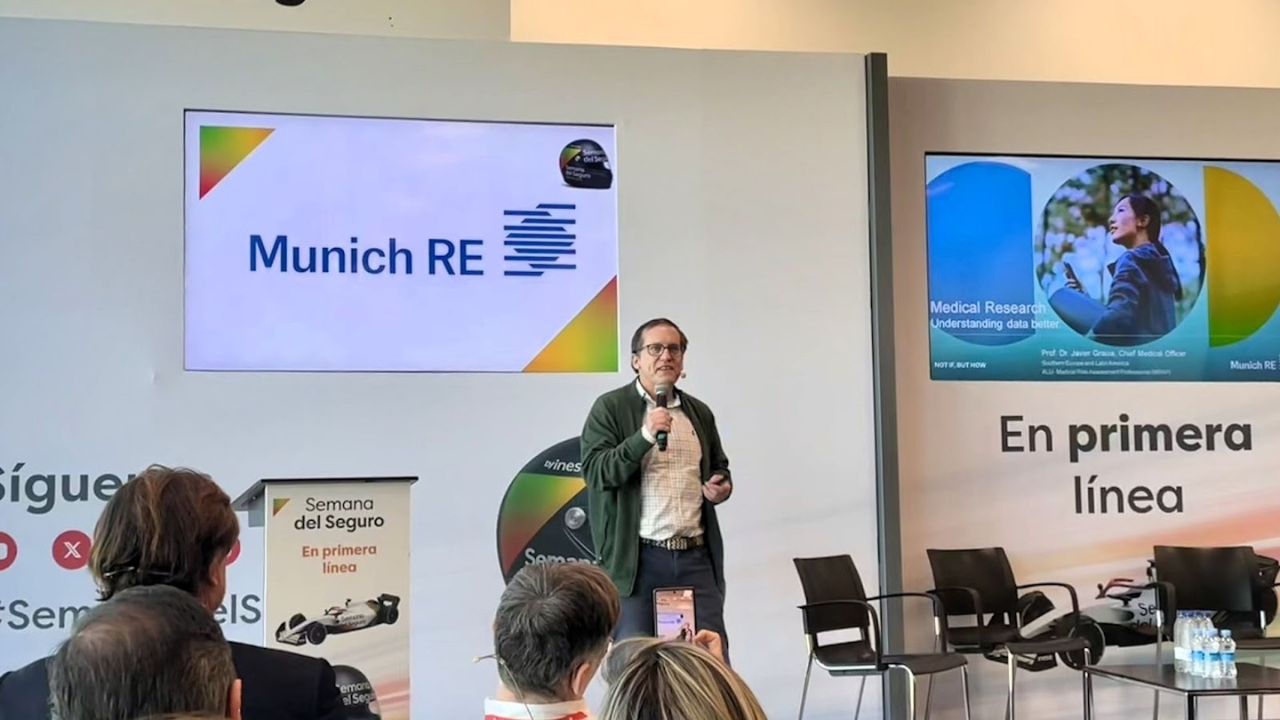 La reaseguradora redefine el sector apostando por la automatización como herramienta de evaluación para acelerar las contrataciones de seguros.