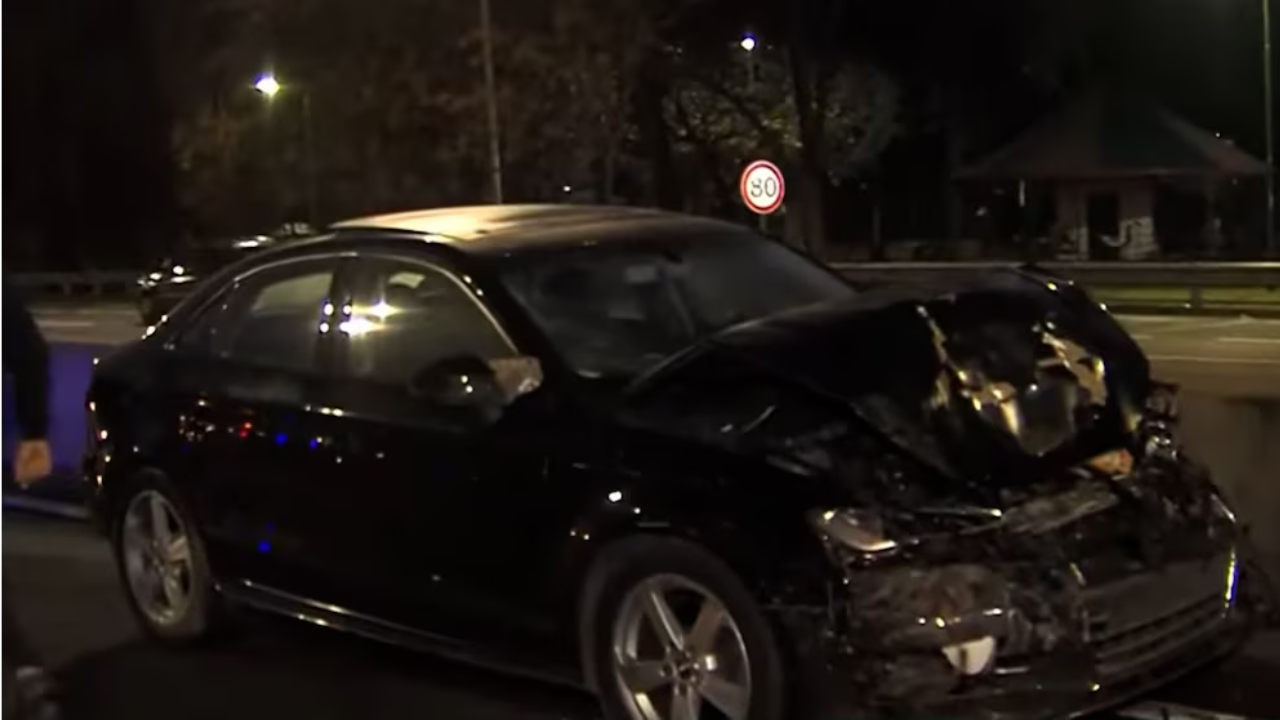 El hecho ocurrió alrededor de las 6:30 de hoy a la altura de Avenida de Los Constituyentes. Un automovilista alcoholizado impactó a una EcoSport, que volcó y quedó a más de 50 metros. El conductor que produjo el choque tenía 1,94 g/l de alcohol en sangre: quedó detenido.