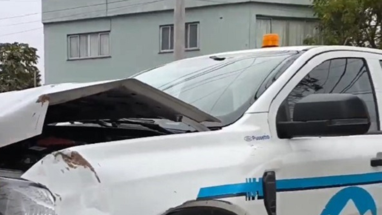 Una camioneta de una empresa minera terminó incrustada en un poste de luz. Ocurrió en la intersección de La Rioja y Lamadrid. Testigos afirmaron que el conductor sería un joven sin experiencia.