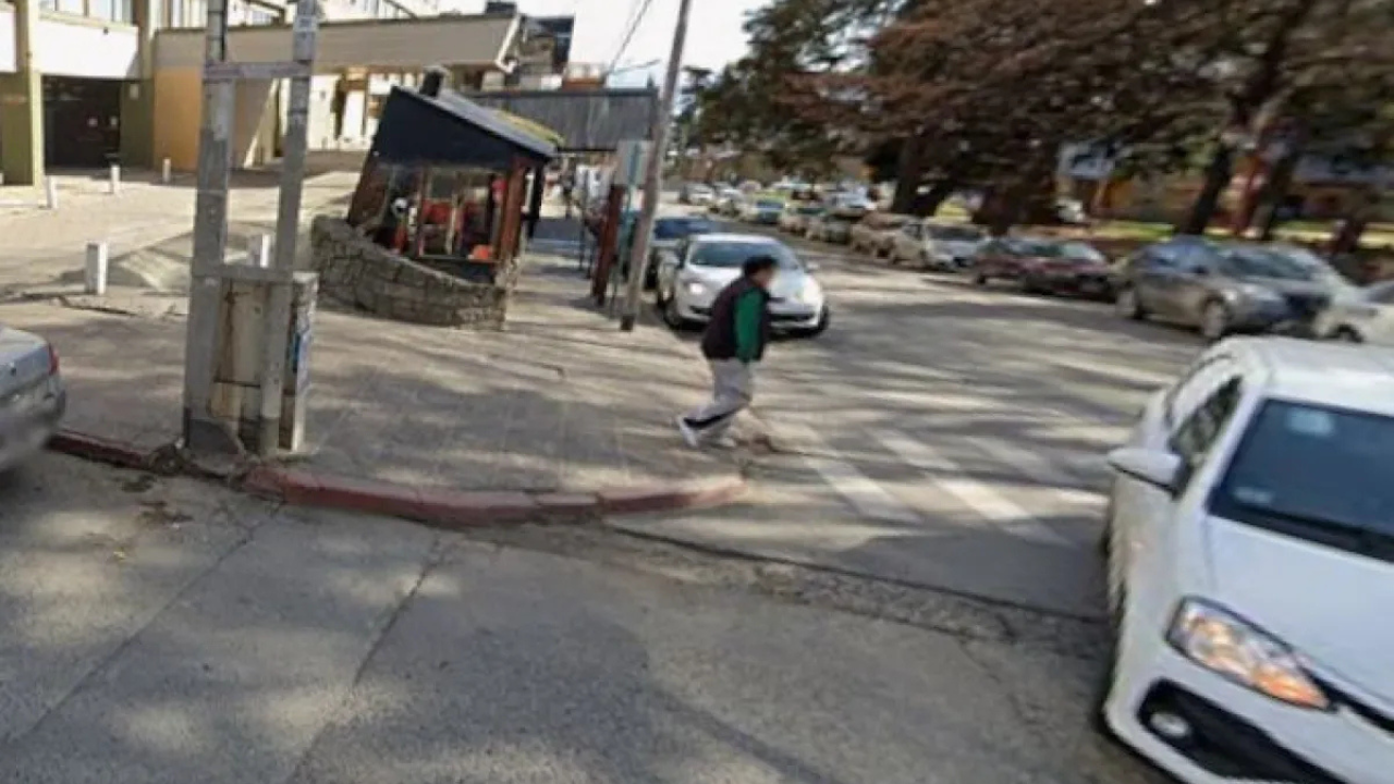 Un hombre cruzaba por la senda peatonal en una esquina céntrica de Bariloche cuando un vehículo que giraba para incorporarse a la avenida lo embistió y lo arrojó al asfalto.