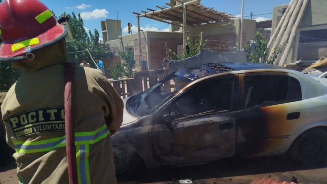 El fuego se originó este domingo por la mañana en el fondo de una vivienda del barrio Cruce de los Andes.