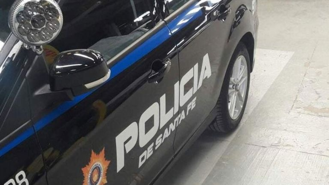Al regresar al domicilio, las víctimas advirtieron que en el interior estaba todo desordenado. Los delincuentes también robaron una guitarra eléctrica, un celular y dos notebooks.