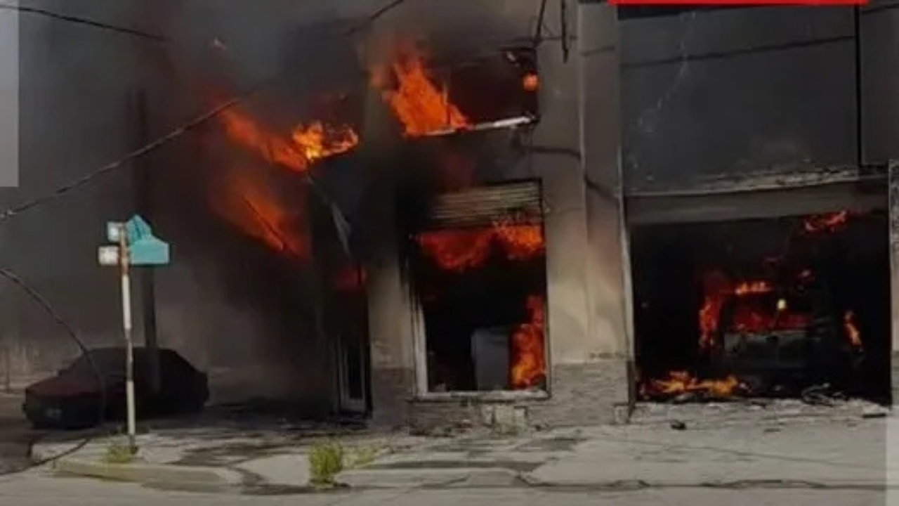 El fuego se habría originado en el sector del taller cuando trabajaban en un automóvil.