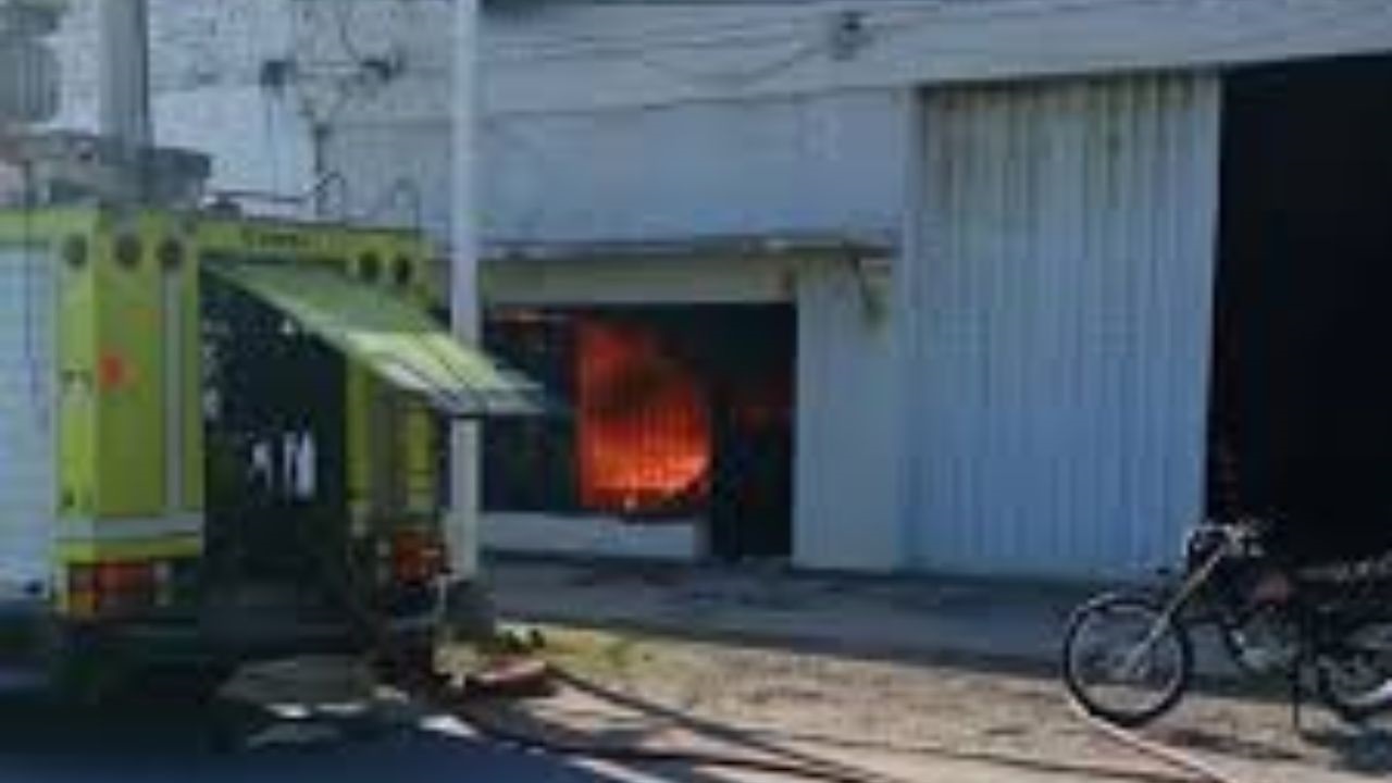 Martín Justet explicó que el incendio se habría originado por un problema eléctrico en el depósito donde se organizaba la logística de la empresa y destacó el rápido accionar de los Bomberos.