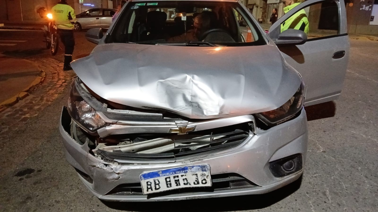 Un grave accidente de tránsito se registró durante la madrugada del domingo, alrededor de las 3:45, en la intersección de calles 16 y 19, cuando un remis colisionó contra la parte trasera de una camioneta.