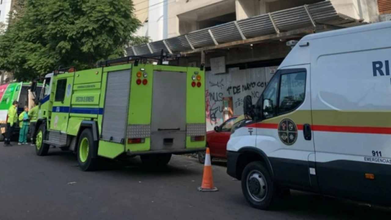 Tenía 43 años y realizaba tareas de albañilería en una construcción del centro de La Plata. Investigan las causas del trágico accidente laboral.