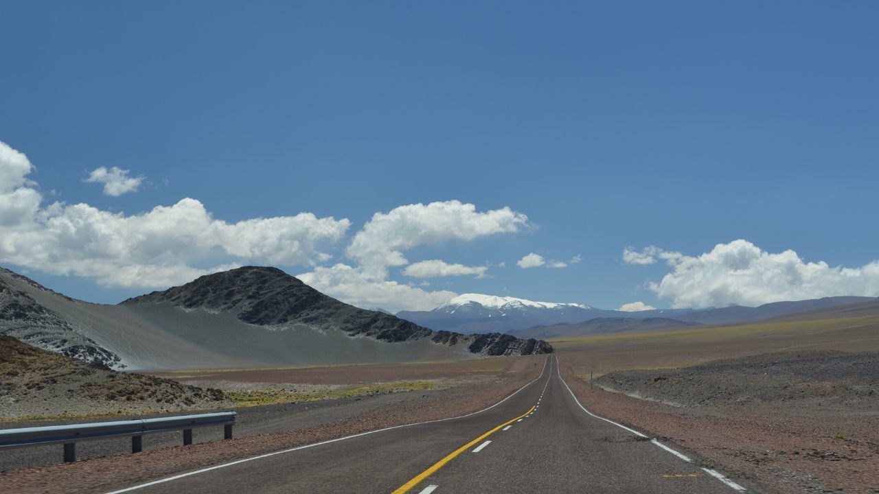 Empezaron las vacaciones de invierno y la compañía comparte cinco consejos para preparar el auto y reducir riesgos a la hora de viajar por las rutas del país.