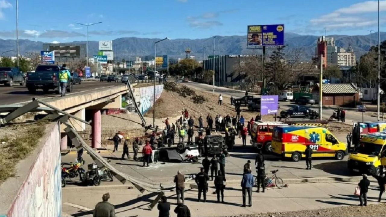 El accidente ocurrió en el Acceso Este, frente a la Terminal de Ómnibus de Guaymallén. Entre las personas asistidas hay dos niños, uno de los cuales sufrió un paro cardíaco y fue reanimado.