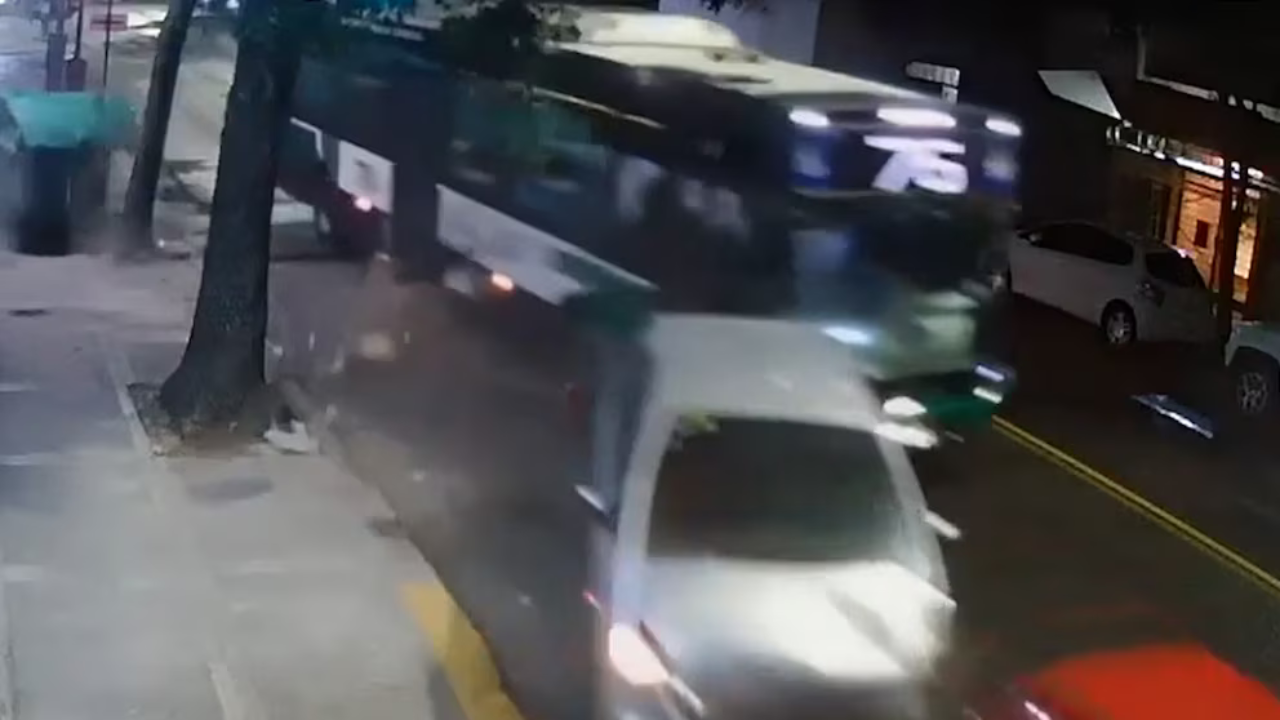 El accidente ocurrió cerca de las 5:20 de la mañana sobre Donato Álvarez, casi Aranguren. El ómnibus iba con pasajeros y los automóviles estaban desocupados: no hubo heridos.