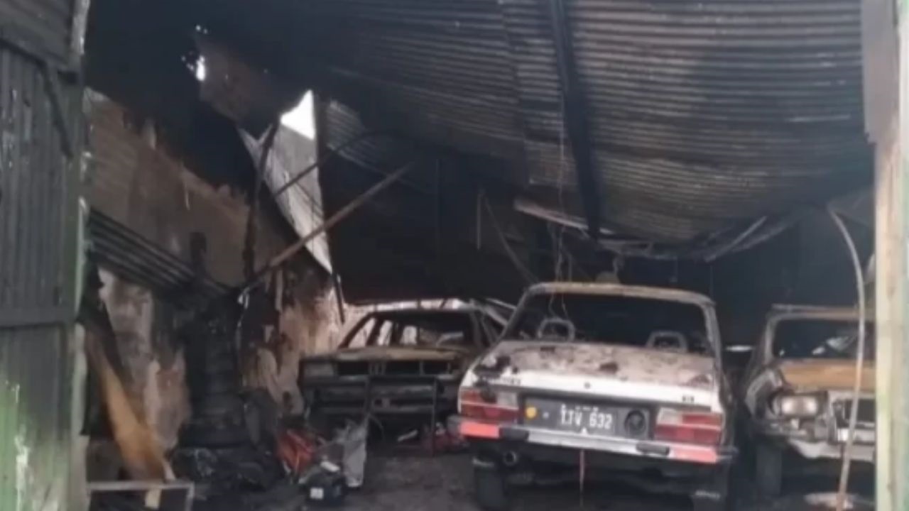 El fuego arruinó a toda una familia de Virasoro y Avellaneda que, además de los daños en el galpón, debió ser evacuada porque su vivienda corre riesgo de derrumbe.