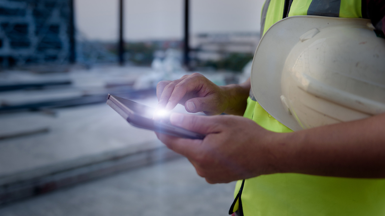 La Superintendencia de Riesgos del Trabajo (SRT) ha dado un paso significativo en la actualización del sistema de riesgos laborales con la publicación de la Resolución N° 8/2026, que aprueba el nuevo “PROTOCOLO DE PRESTACIONES EN SALUD MENTAL”. Esta normativa, de cumplimiento obligatorio para todas las Aseguradoras de Riesgos del Trabajo (A.R.T.) y Empleadores Autoasegurados, entrará en vigencia a partir del 2 de febrero de 2026.