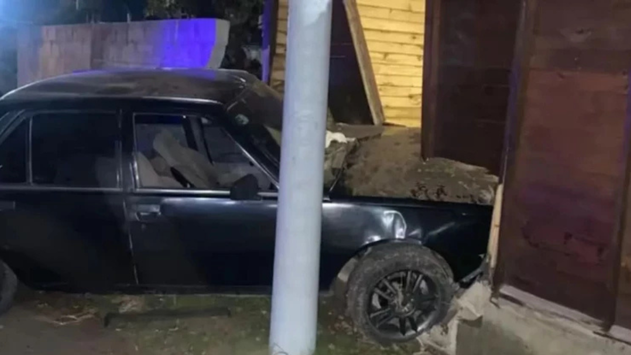 El test de alcoholemia reveló que el hombre manejaba con 1.55 de alcohol en sangre. El conductor quiso escapar pero lo detuvieron a las pocas cuadras.