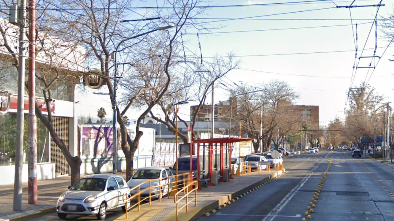 Roberto Chávez tenía 56 años y era un operario con 21 años de trayectoria en la Sociedad de Transporte mendocina. El hecho ocurrió cerca de la medianoche en la intersección de las calles San Martín Sur y Cipolletti.