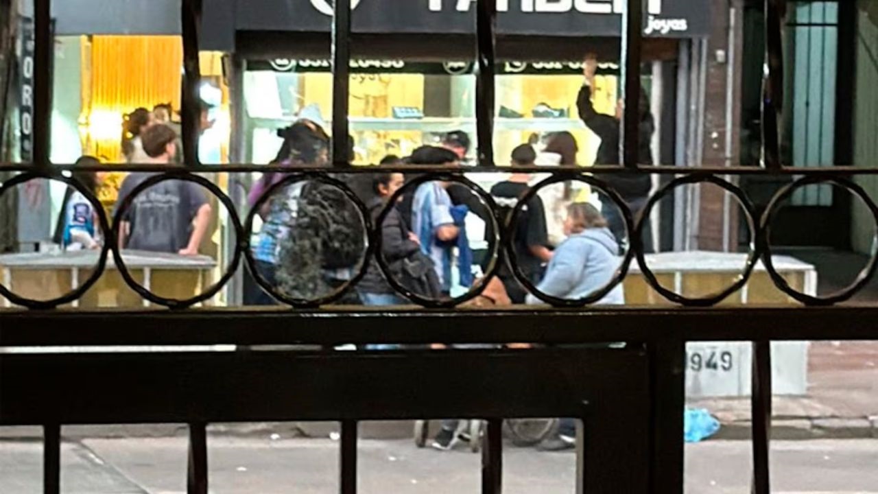 Ocurrió en Vélez Sarsfield al 100, a pocos metros de Patio Olmos. Un video mostró el momento del ataque. Hay detenidos y objetos recuperados luego del operativo en la zona.