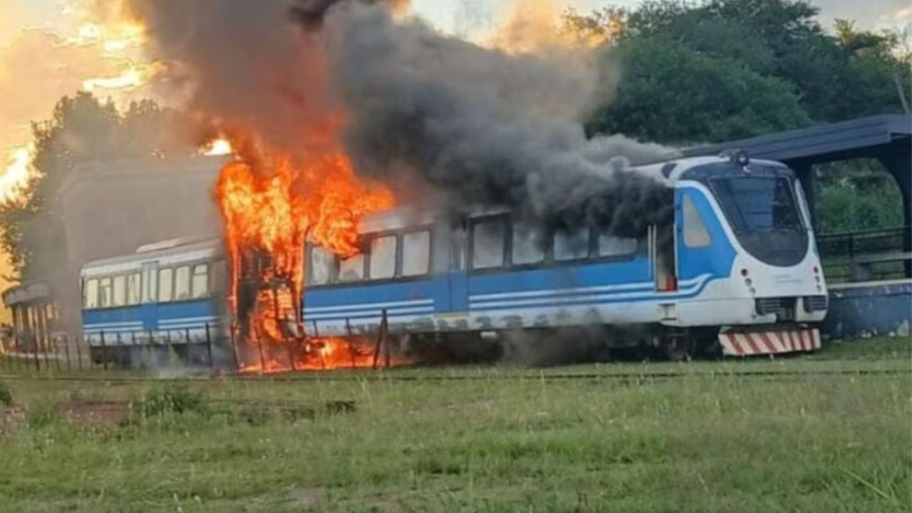 Un incendio se desató este martes por la mañana en una formación del Tren de las Sierras, que se dirigía desde Cosquín hacia la ciudad de Córdoba, lo que obligó a desplegar un importante operativo de emergencia en la estación La Calera.