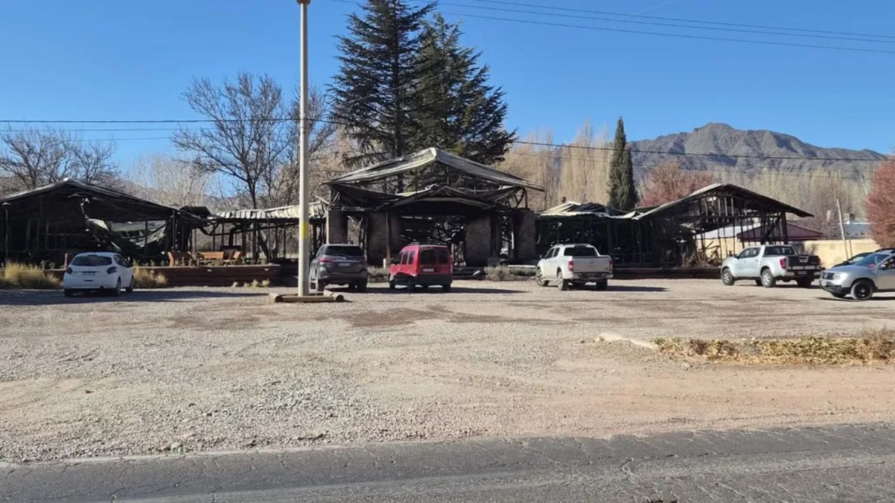 El siniestro ocurrió durante la madrugada sobre Ruta 7 y Ejército de los Andes Sur. No había personas en el interior del local y se investiga si el fuego se originó por una falla en las calderas.